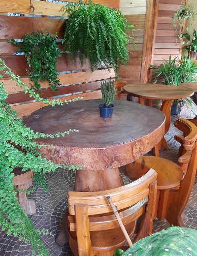 Mesas de madeira do restaurante